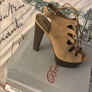 Sexy strap up heels !